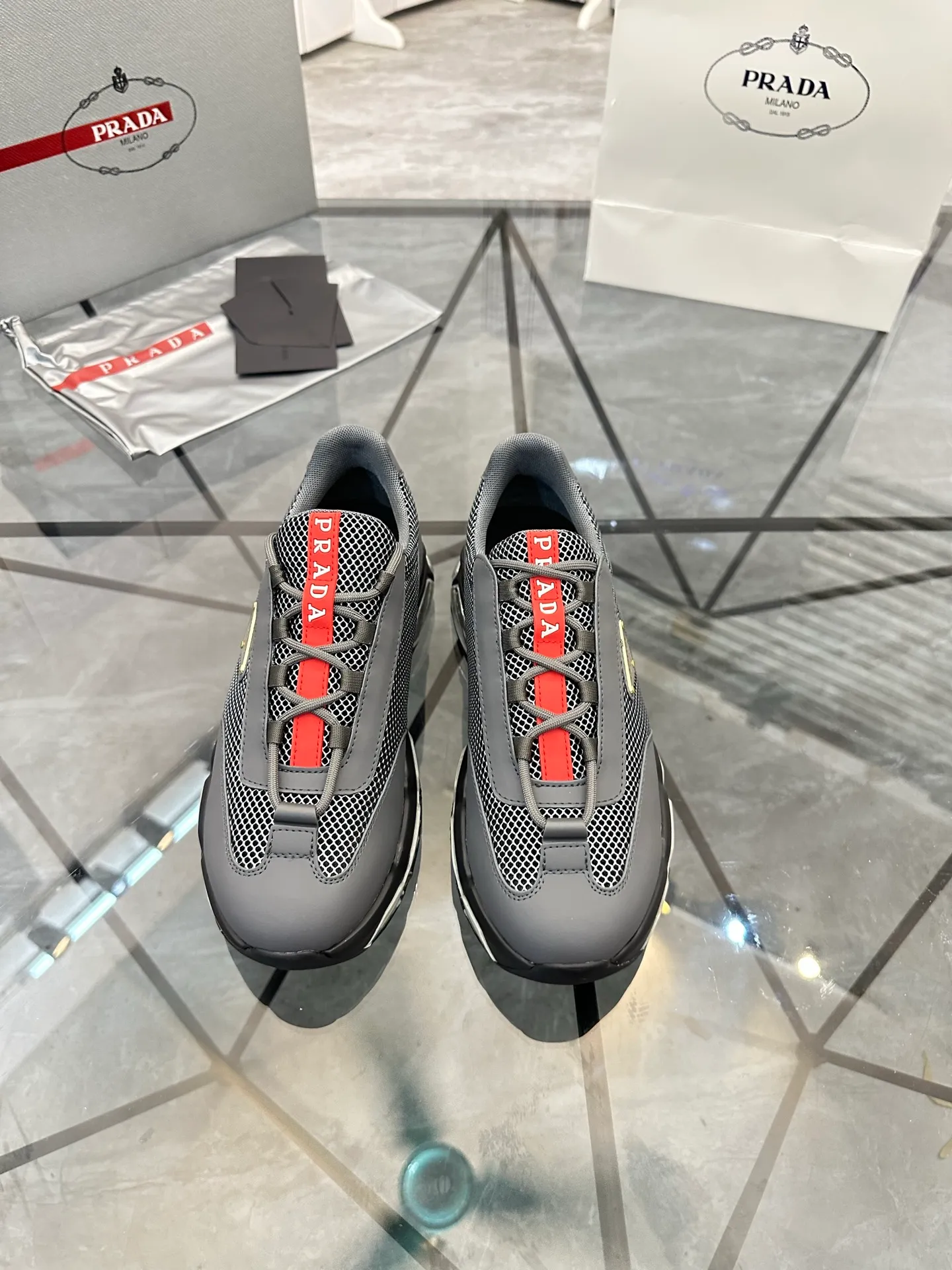 Men's shoes for sale 💰: 💰P660¥ High-end top quality Product trademark: Prada *"Prada*" low-top casual shoes Regular size: 38-45 (can be customized to 46) Product materials: Upper imported first-layer cowhide spliced ​​with original fabric, breathable lining, cowhide foot pads, original air cushion outsole. No.: 001